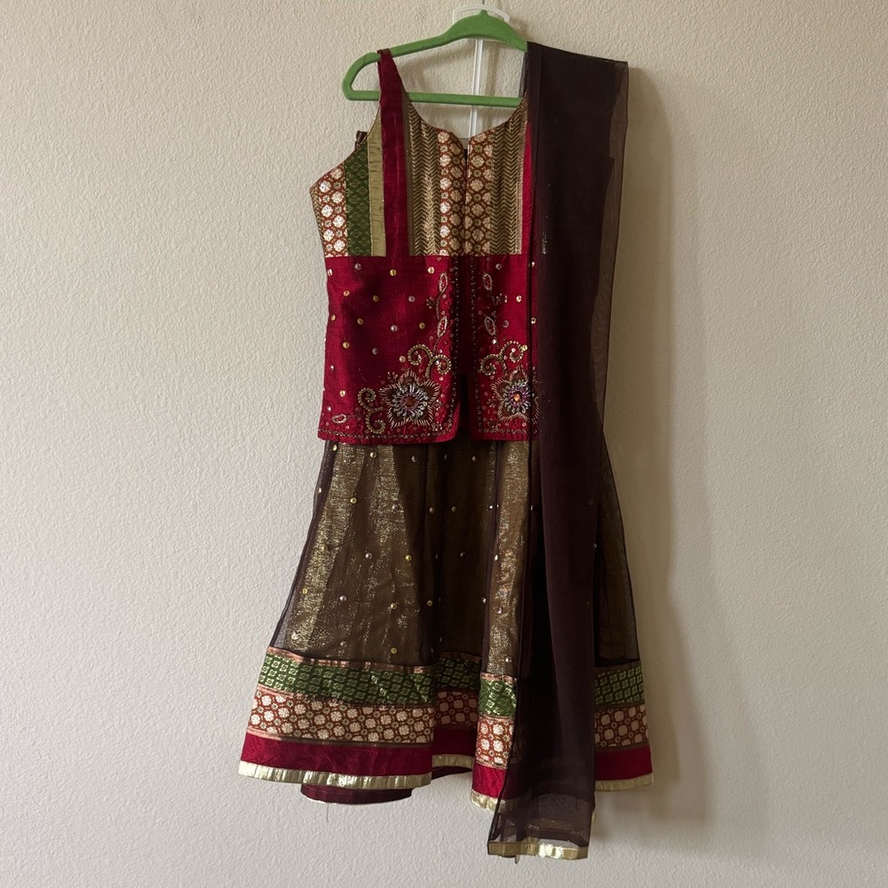 NWT Girls 3-piece Lengha Set Indian size 28 (7-8 years old)